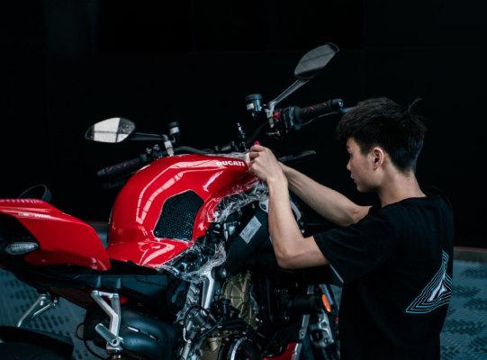 给杜卡迪贴上AX漆面保护膜，为你的“明星”摩托车保驾护航！