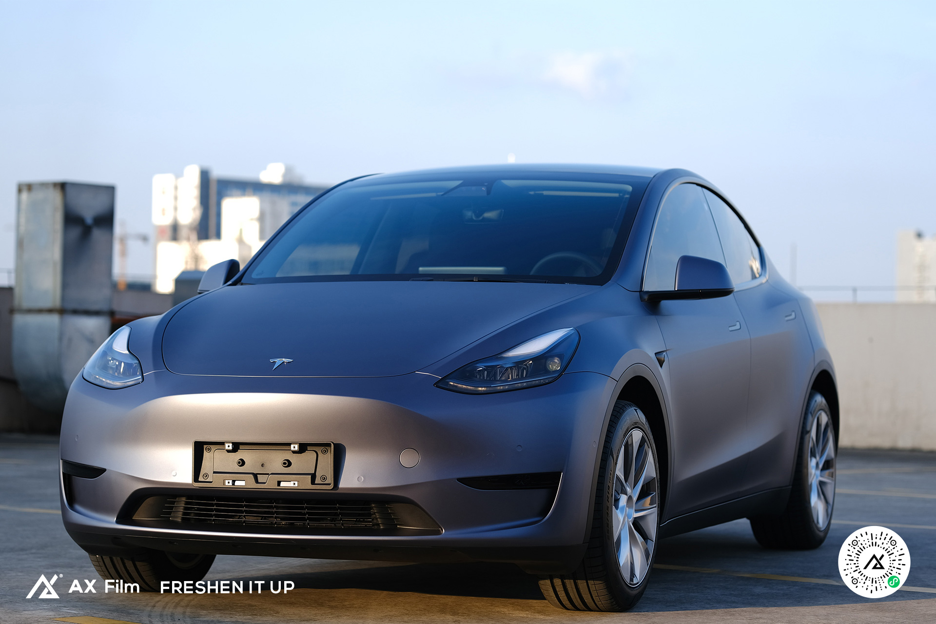 特斯拉Model Y -缎面竞赛蓝