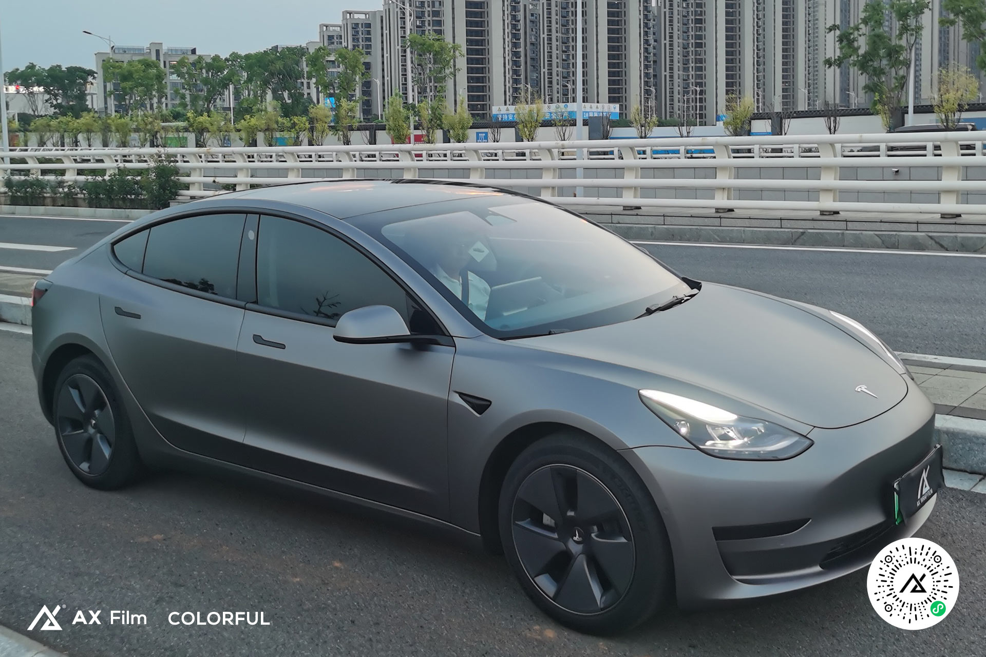 特斯拉Model 3 - 山灰