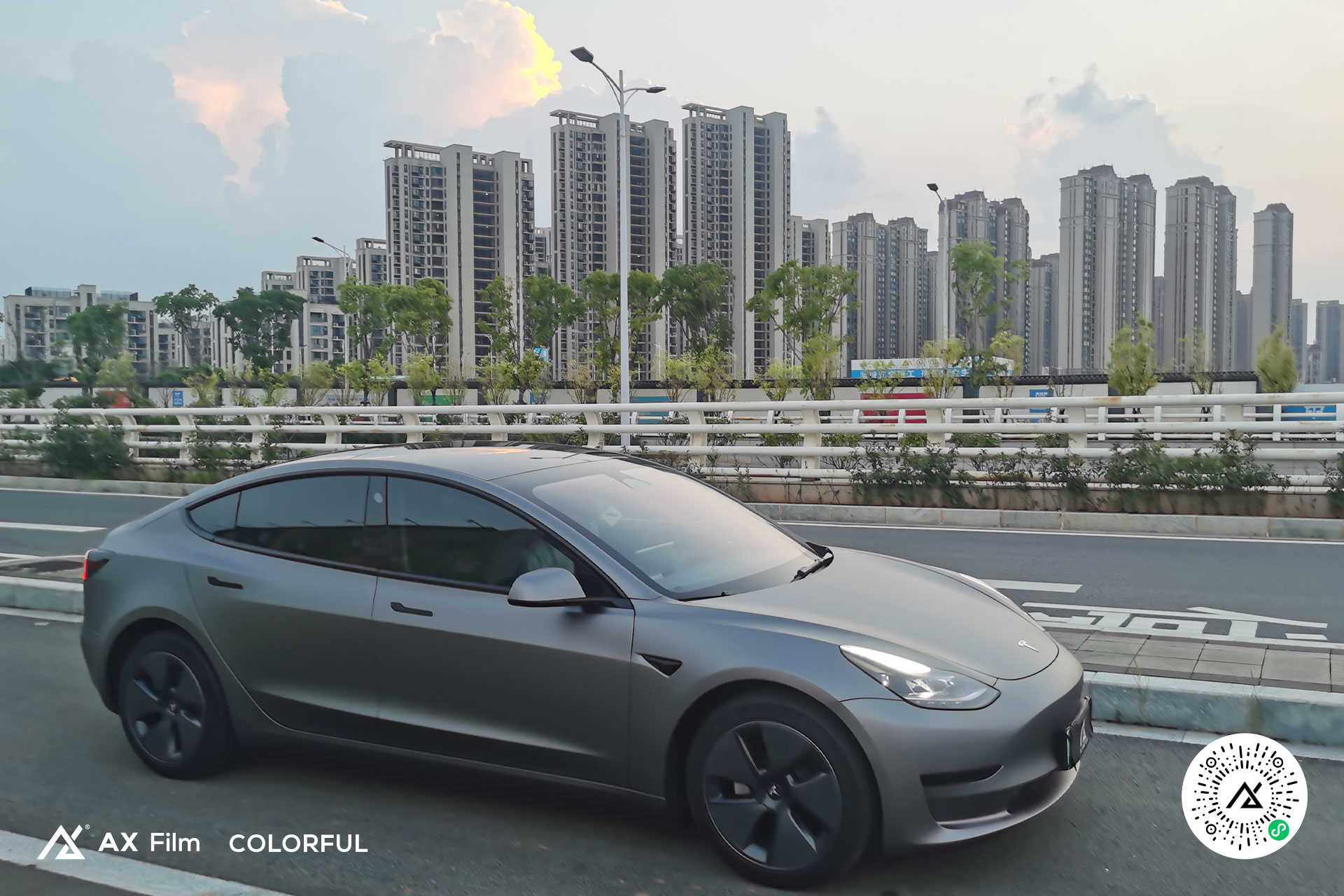 特斯拉Model 3 - 山灰