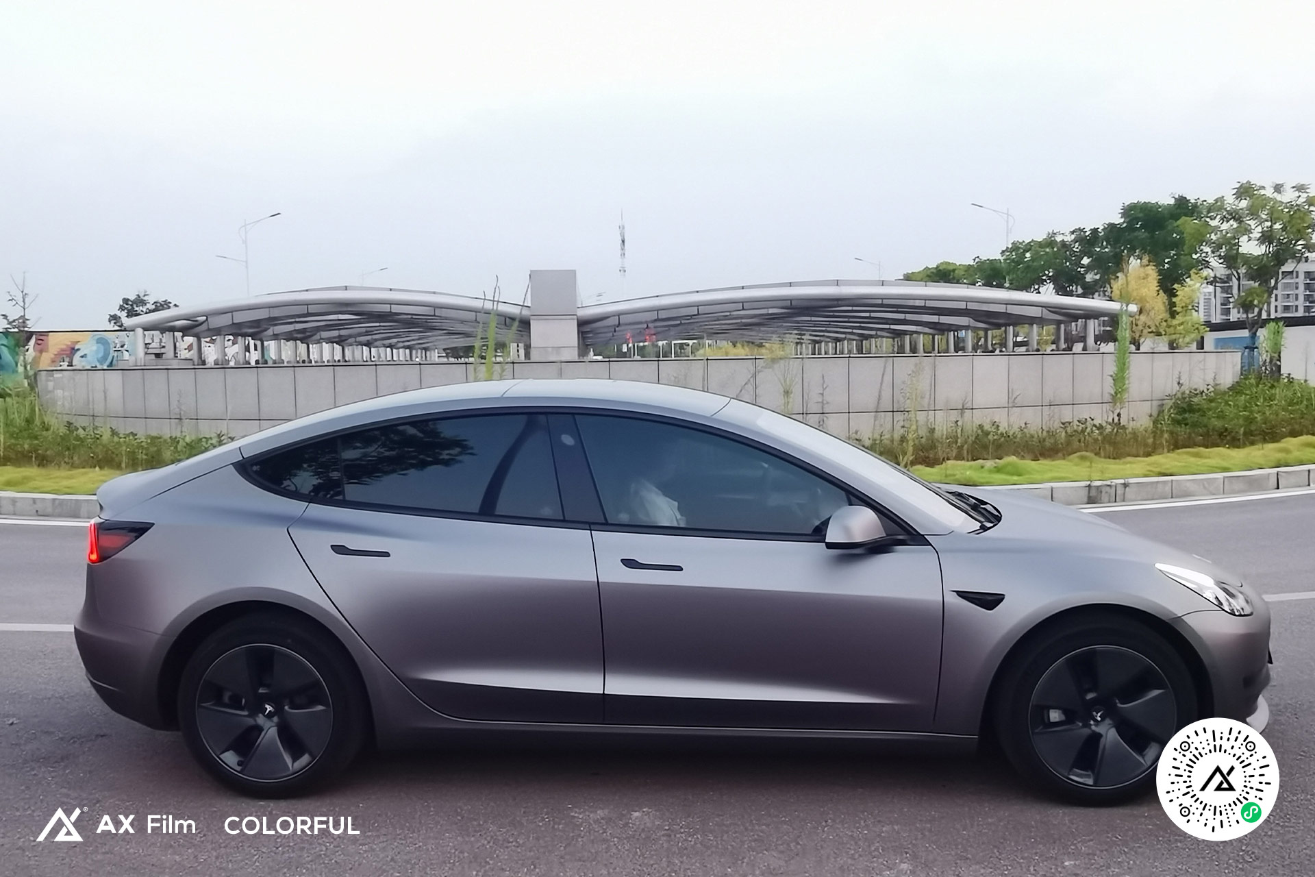 特斯拉Model 3 - 山灰